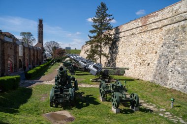 Belgrad Kalesi 'ndeki Belgrad askeri müzesi açık sergi alanı. Belgrad, Sırbistan - 2 Nisan 2023.