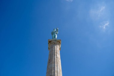 Pobednik (The Victor), Belgrad Kalesi 'nin Yukarı Kasabası' ndaki bir anıt. Kalemegdan Parkı 'nda. Belgrad, Sırbistan - 2 Nisan 2023.