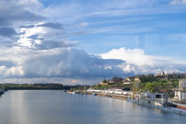 Branko Köprüsü 'nden Sava River ve Beton Hala bölgesi. Belgrad, Sırbistan - 2 Nisan 2023.