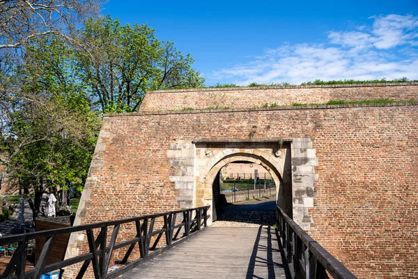 Kalemegdan 'daki Belgrad Kalesi' nin giriş kapısı, Karacorce Kapısı. Belgrad, Sırbistan - 2 Nisan 2023.