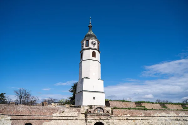 Belgrad Kalesi ve Kalemegdan Parkı 'ndaki Saat Kulesi Sahat Kulesi. Belgrad, Sırbistan - 2 Nisan 2023.