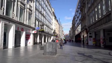 Knez Mihailova Caddesi 'ndeki turistler. Belgrad, Sırbistan - 2 Nisan 2023.