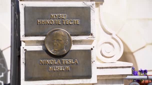 Nikola Teslas Ansiktportrett Metallplate Ved Inngangen Til Nikola Tesla Museum – stockvideo