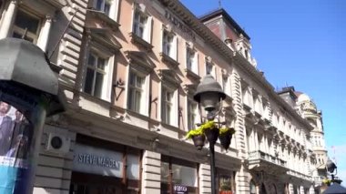 Knez Mihailova Caddesi 4K 'deki tarihi binalar. Belgrad, Sırbistan - 2 Nisan 2023.