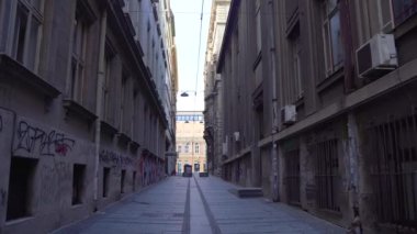 Şehir merkezinde dar bir sokak. Belgrad, Sırbistan - 2 Nisan 2023.