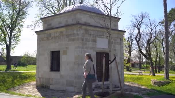 Kalemegdan公園のSilahdar Ali Pashaの墓 セルビア ベオグラード 2023年4月2日 — ストック動画