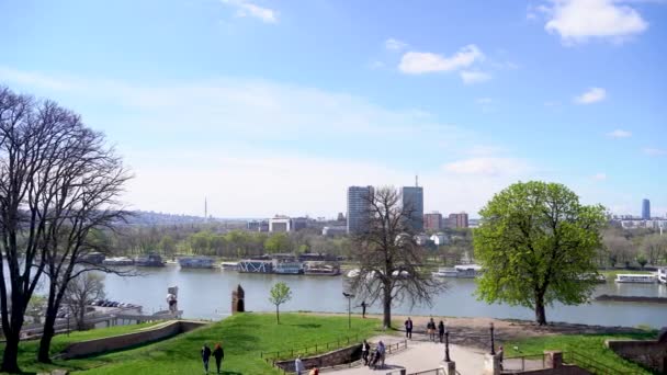 Aerial Tourists Belgrade Fortress Kalemegdan Park Belgrado Serbia Abril 2023 — Vídeos de Stock