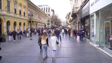 Knez Mihailova Caddesi 'ndeki turistler. Belgrad, Sırbistan - 2 Nisan 2023.
