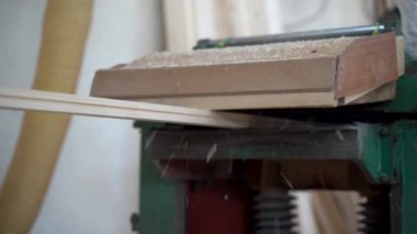 Tahta kapı fabrikasında ağaç kesme makinesi 4K