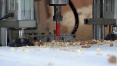 Tahta kapı kesme makinesi ahşap kapı fabrikasında ağır çekimde