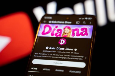 Çocuklar Diana, akıllı telefon ekranında resmi Youtube kanalını gösterin. Ankara, Türkiye - 28 Nisan 2023.