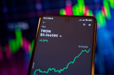 TRON (TRX) şifreleme para birimi platformunda çevrimiçi finansal ticaret şeması. Ankara, Türkiye - 28 Nisan 2023.