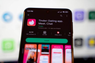 Tinder: Randevu Uygulaması, Tanışma, Google Play Store 'da mobil sohbet uygulaması. Ankara, Türkiye - 28 Nisan 2023.