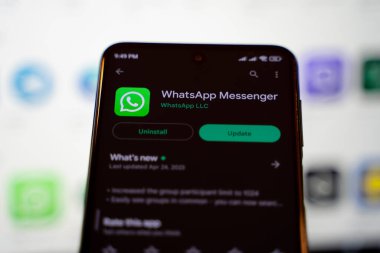 WhatsApp Messenger mobil uygulaması Google Play Store 'da. Ankara, Türkiye - 28 Nisan 2023.