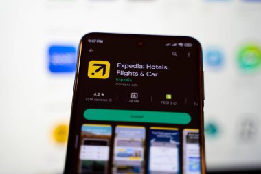 Expedia: Oteller, uçuşlar, Google Play 'de mobil araba uygulaması. Ankara, Türkiye - 28 Nisan 2023.