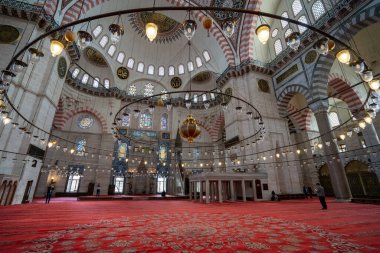 Süleyman Camii, Mihrab 'a doğru bakıyor. İstanbul, Türkiye - 3 Mayıs 2023.