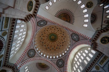 Süleyman Camii 'nin kubbesindeki süslemeler. İstanbul, Türkiye - 3 Mayıs 2023.