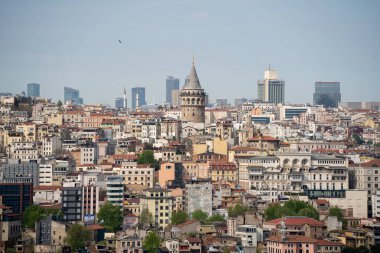 Galata Kulesi ya da Galata Kulesi (resmi adıyla Galata Kulesi Müzesi), Ceneviz 'in eski bir kulesidir. İstanbul, Türkiye - 3 Mayıs 2023.