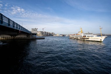 Galata Köprüsü ve yolcu feribotu. İstanbul, Türkiye - 3 Mayıs 2023.