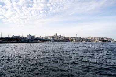 Eminn kıyısından Galata Köprüsü ve Galata Kulesi manzarası. İstanbul, Türkiye - 3 Mayıs 2023.