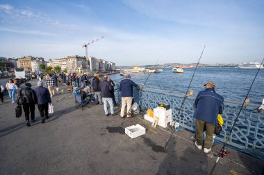 İnsanlar ve balıkçılar Galata Köprüsü 'nde. İstanbul, Türkiye - 3 Mayıs 2023.