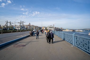 Galata Köprüsü 'ndeki insanlar. İstanbul, Türkiye - 3 Mayıs 2023.