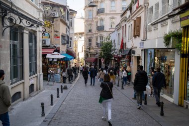 Galata bölgesindeki Galip Dede Caddesi 'ndeki insanlar ve dükkanlar. İstanbul, Türkiye - 3 Mayıs 2023.