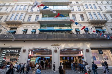 Beyoğlu 'nun Istiklal Caddesi' ndeki İstiklal Alışveriş Merkezi. İstanbul, Türkiye - 3 Mayıs 2023.