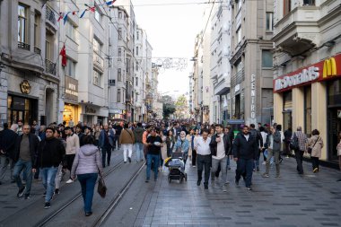 Beyolu bölgesindeki ünlü Istiklal Caddesi 'nde kalabalık vardı. İstanbul, Türkiye - 3 Mayıs 2023.