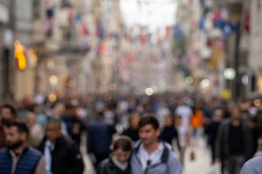 Beyolu semtindeki ünlü Istiklal Caddesi 'nde kalabalık vardı. İstanbul, Türkiye - 3 Mayıs 2023.