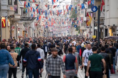 Beyolu bölgesindeki ünlü Istiklal Caddesi 'nde kalabalık vardı. İstanbul, Türkiye - 3 Mayıs 2023.