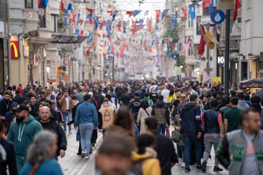 Beyolu bölgesindeki ünlü Istiklal Caddesi 'nde kalabalık vardı. İstanbul, Türkiye - 3 Mayıs 2023.