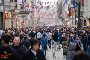Beyolu bölgesindeki ünlü Istiklal Caddesi 'nde kalabalık vardı. İstanbul, Türkiye - 3 Mayıs 2023.