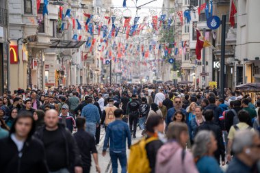 Beyolu bölgesindeki ünlü Istiklal Caddesi 'nde kalabalık vardı. İstanbul, Türkiye - 3 Mayıs 2023.