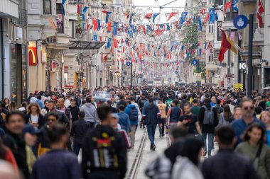 Beyolu bölgesindeki ünlü Istiklal Caddesi 'nde kalabalık vardı. İstanbul, Türkiye - 3 Mayıs 2023.