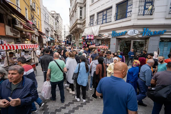 Fatih bölgesindeki markette kalabalık vardı. İstanbul, Türkiye - 3 Mayıs 2023.