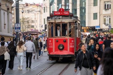 Nostaljik tramvay taksimiyle kalabalık ana yaya Taksim Istiklal Caddesi 'nde. İstanbul, Türkiye - 3 Mayıs 2023.