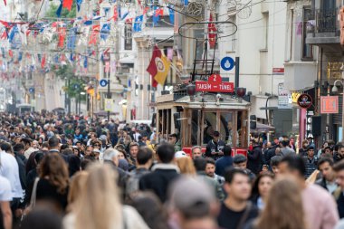 Nostaljik tramvay taksimiyle kalabalık ana yaya Taksim Istiklal Caddesi 'nde. İstanbul, Türkiye - 3 Mayıs 2023.