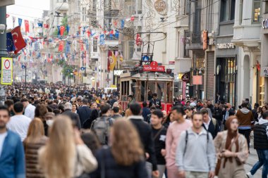 Nostaljik tramvay taksimiyle kalabalık ana yaya Taksim Istiklal Caddesi 'nde. İstanbul, Türkiye - 3 Mayıs 2023.