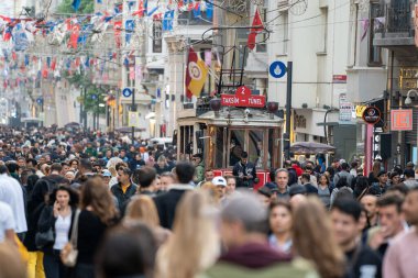 Nostaljik tramvay taksimiyle kalabalık ana yaya Taksim Istiklal Caddesi 'nde. İstanbul, Türkiye - 3 Mayıs 2023.