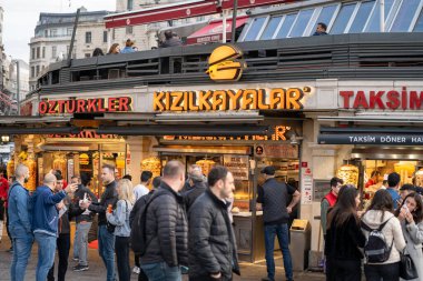 Kizilkayalar, Taksim 'in ünlü ıslak hamburger restoranı. İstanbul, Türkiye - 3 Mayıs 2023.