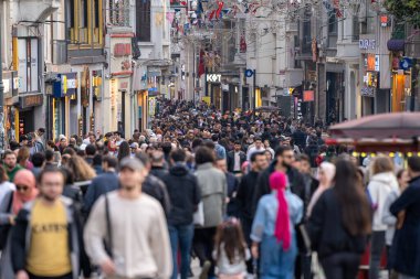Beyolu bölgesindeki ünlü Istiklal Caddesi 'nde kalabalık vardı. İstanbul, Türkiye - 3 Mayıs 2023.