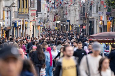 Beyolu bölgesindeki ünlü Istiklal Caddesi 'nde kalabalık vardı. İstanbul, Türkiye - 3 Mayıs 2023.