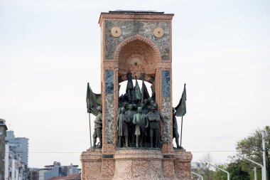 Taksim Meydanı 'nın merkezindeki Cumhuriyet Anıtı. İstanbul, Türkiye - 3 Mayıs 2023.