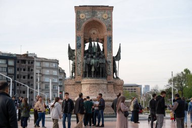 Taksim Meydanı 'nın merkezindeki Cumhuriyet Anıtı. İstanbul, Türkiye - 3 Mayıs 2023.