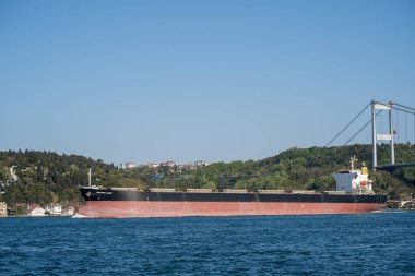 Kargo gemisi ve Boğaz Köprüsü 'nde. İstanbul, Türkiye - 2 Mayıs 2023.
