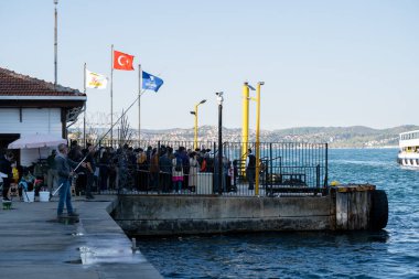 Emirgan rıhtımında feribot bekleyen yolcular. İstanbul, Türkiye - 2 Mayıs 2023.