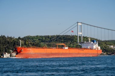 Kargo gemisi ve Boğaz Köprüsü 'nde. İstanbul, Türkiye - 2 Mayıs 2023.