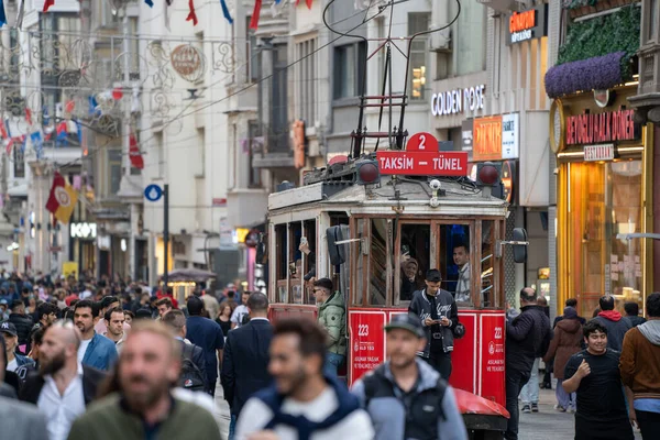 Nostaljik tramvay taksimiyle kalabalık ana yaya Taksim Istiklal Caddesi 'nde. İstanbul, Türkiye - 3 Mayıs 2023.