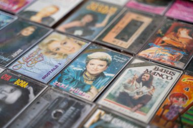 Zeki Muren ve bit pazarındaki Türk sanatçıların eski müzik kasetleri. Ankara, Türkiye - 7 Mayıs 2023.